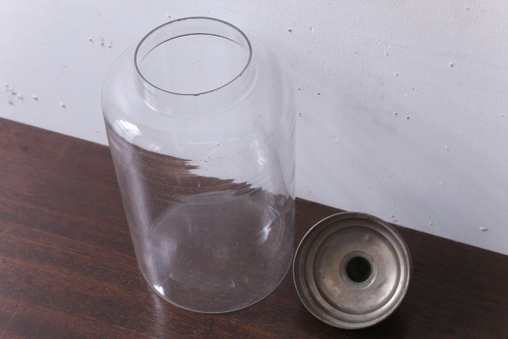 アンティーク雑貨　昭和レトロ　蓋付きのアンティークガラス瓶(ビン)(2)