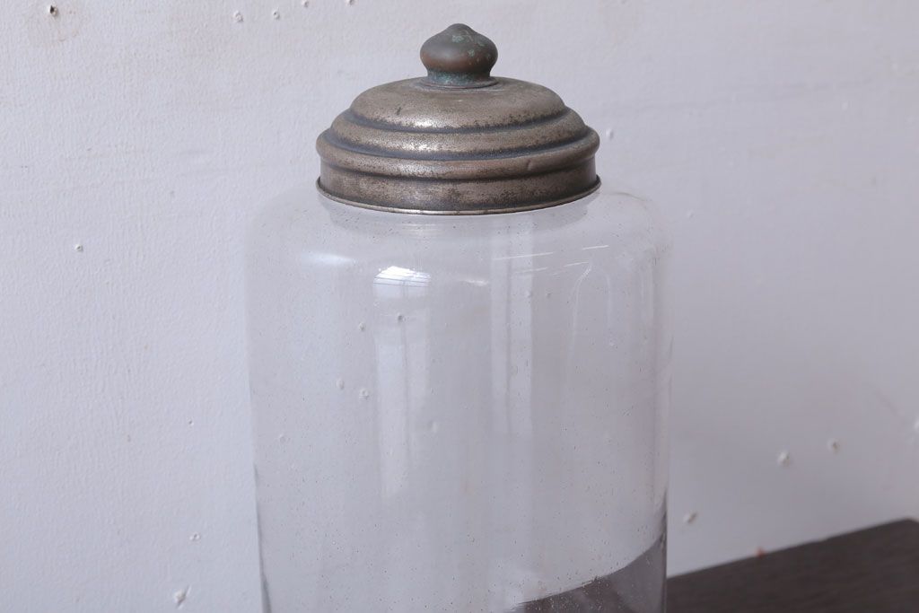 アンティーク雑貨　昭和レトロ　蓋付きのアンティークガラス瓶(ビン)(2)