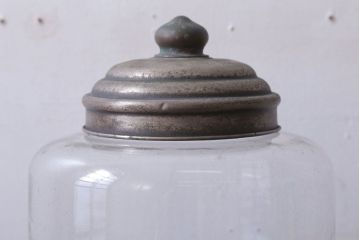 アンティーク雑貨　昭和レトロ　蓋付きのアンティークガラス瓶(ビン)(2)