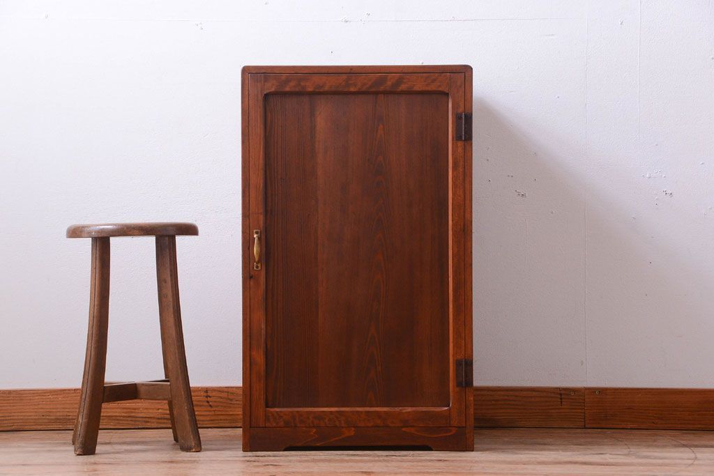レトロ家具　昭和レトロ　古い木製の小ぶりなアンティーク収納棚(収納箱)