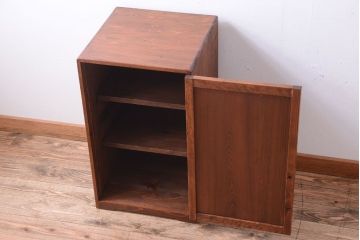 レトロ家具　昭和レトロ　古い木製の小ぶりなアンティーク収納棚(収納箱)