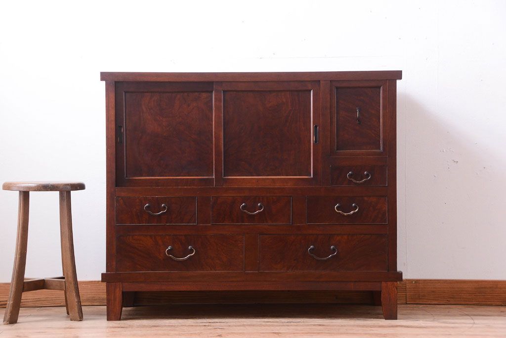 アンティーク家具　古民具・骨董　前面欅玉杢材!脚付き収納棚(キャビネット)