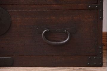 アンティーク家具　古民具・骨董　シンプルな丸金具の衣装箪笥ローボード(時代箪笥)(1)