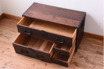 アンティーク家具　古民具・骨董　シンプルな丸金具の衣装箪笥ローボード(時代箪笥)(2)