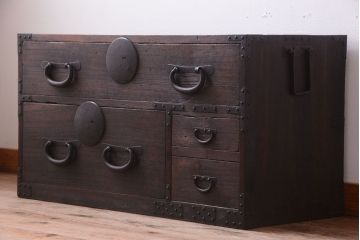 アンティーク家具　古民具・骨董　シンプルな丸金具の衣装箪笥ローボード(時代箪笥)(2)