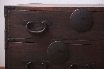 アンティーク家具　古民具・骨董　シンプルな丸金具の衣装箪笥ローボード(時代箪笥)(2)