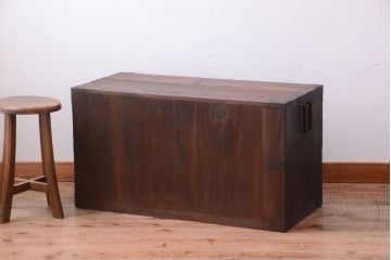 アンティーク家具　古民具・骨董　シンプルな丸金具の衣装箪笥ローボード(時代箪笥)(2)