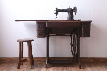アンティーク家具　アンティーク　ストレートレッグの2杯引き出しシンガーミシンテーブル