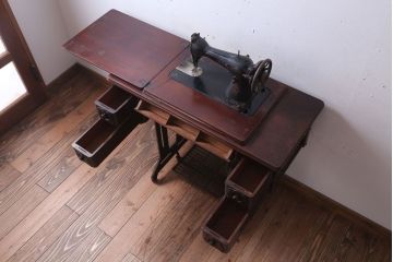 アンティーク家具　アンティーク　ストレートレッグの2杯引き出しシンガーミシンテーブル