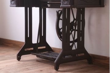 アンティーク家具　アンティーク　ストレートレッグの2杯引き出しシンガーミシンテーブル