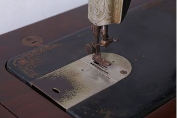 アンティーク家具　アンティーク　ストレートレッグの2杯引き出しシンガーミシンテーブル