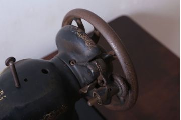 アンティーク家具　アンティーク　ストレートレッグの2杯引き出しシンガーミシンテーブル