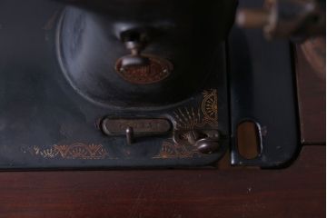 アンティーク家具　アンティーク　ストレートレッグの2杯引き出しシンガーミシンテーブル
