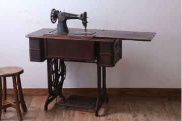 アンティーク家具　アンティーク　ストレートレッグの2杯引き出しシンガーミシンテーブル