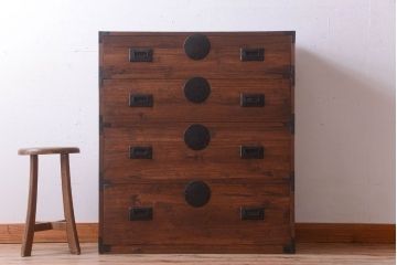 アンティーク家具　和製アンティーク　シンプルな丸金具の一本物桐箪笥(衣装箪笥、桐たんす)