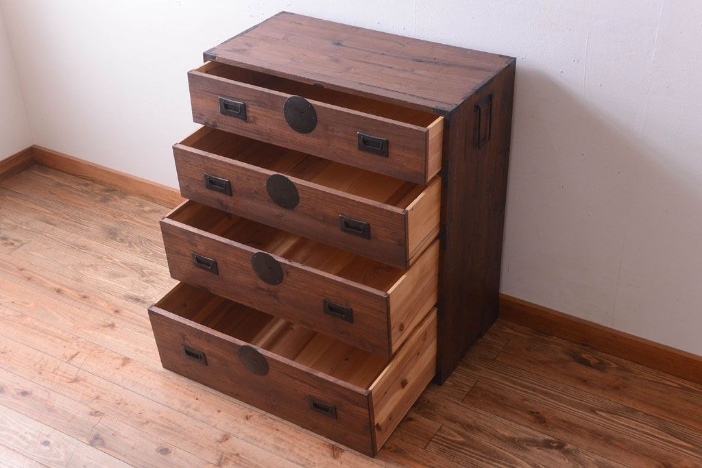 アンティーク家具　和製アンティーク　シンプルな丸金具の一本物桐箪笥(衣装箪笥、桐たんす)