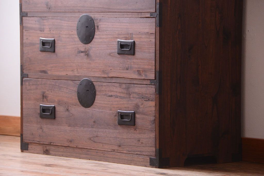 アンティーク家具　和製アンティーク　シンプルな丸金具の一本物桐箪笥(衣装箪笥、桐たんす)