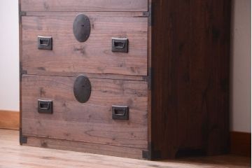 アンティーク家具　和製アンティーク　シンプルな丸金具の一本物桐箪笥(衣装箪笥、桐たんす)