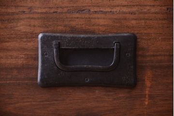 アンティーク家具　和製アンティーク　シンプルな丸金具の一本物桐箪笥(衣装箪笥、桐たんす)