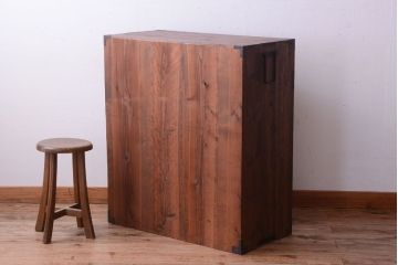 アンティーク家具　和製アンティーク　シンプルな丸金具の一本物桐箪笥(衣装箪笥、桐たんす)