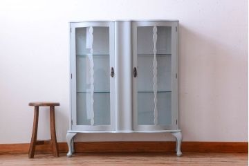 アンティーク家具　イギリスアンティーク　猫脚の上品なペイントガラスキャビネット(ガラスケース)