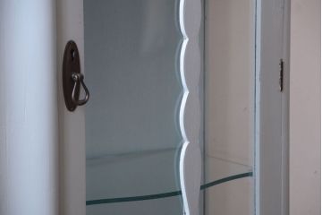 アンティーク家具　イギリスアンティーク　猫脚の上品なペイントガラスキャビネット(ガラスケース)