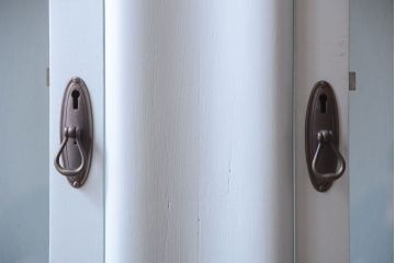 アンティーク家具　イギリスアンティーク　猫脚の上品なペイントガラスキャビネット(ガラスケース)