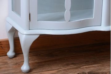 アンティーク家具　イギリスアンティーク　猫脚の上品なペイントガラスキャビネット(ガラスケース)