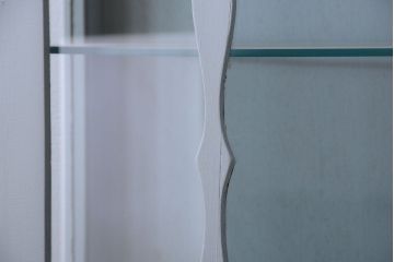 アンティーク家具　イギリスアンティーク　猫脚の上品なペイントガラスキャビネット(ガラスケース)