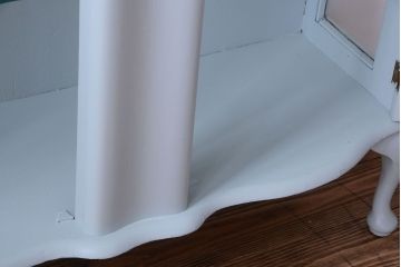 アンティーク家具　イギリスアンティーク　猫脚の上品なペイントガラスキャビネット(ガラスケース)