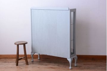 アンティーク家具　イギリスアンティーク　猫脚の上品なペイントガラスキャビネット(ガラスケース)