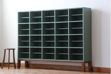 アンティーク家具 アンティークペイント 脚付き!大きなマス目棚(下駄箱)