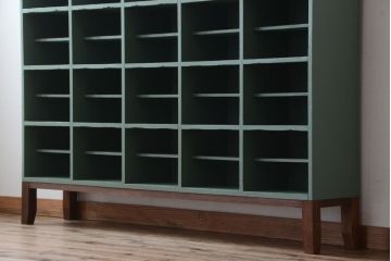 アンティーク家具 アンティークペイント 脚付き!大きなマス目棚(下駄箱)