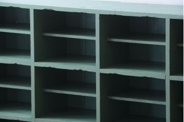 アンティーク家具 アンティークペイント 脚付き!大きなマス目棚(下駄箱)