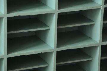 アンティーク家具 アンティークペイント 脚付き!大きなマス目棚(下駄箱)
