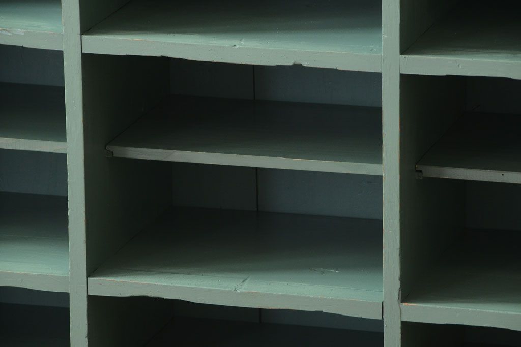 アンティーク家具 アンティークペイント 脚付き!大きなマス目棚(下駄箱)
