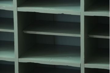 アンティーク家具 アンティークペイント 脚付き!大きなマス目棚(下駄箱)