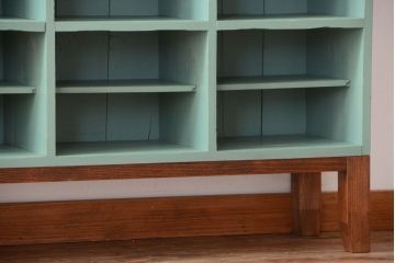 アンティーク家具 アンティークペイント 脚付き!大きなマス目棚(下駄箱)
