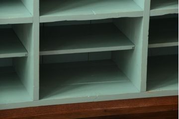 アンティーク家具 アンティークペイント 脚付き!大きなマス目棚(下駄箱)