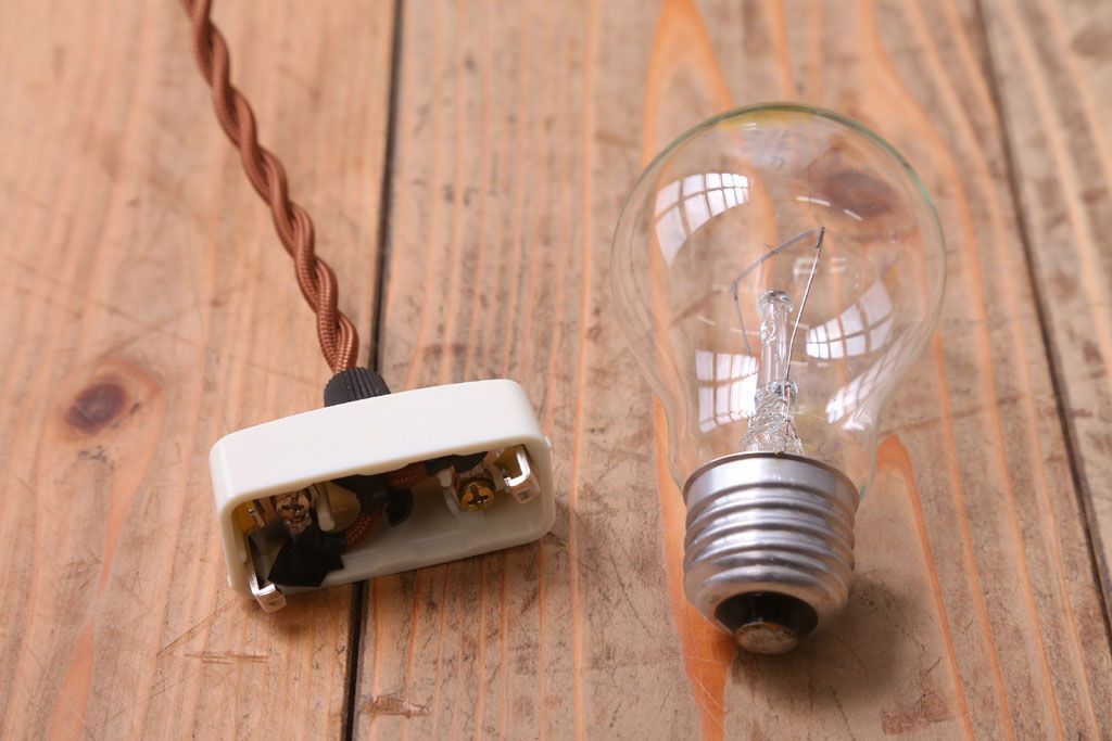 昭和レトロ　チューリップ型シェードの天井照明