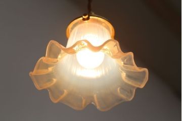 中古　ガラスのフリルシェードペンダントライト