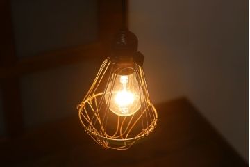 ビンテージ　シャビーなワイヤーシェードライト(ペンダントライト)(1)