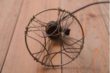 ビンテージ　シャビーなワイヤーシェードライト(ペンダントライト)(1)