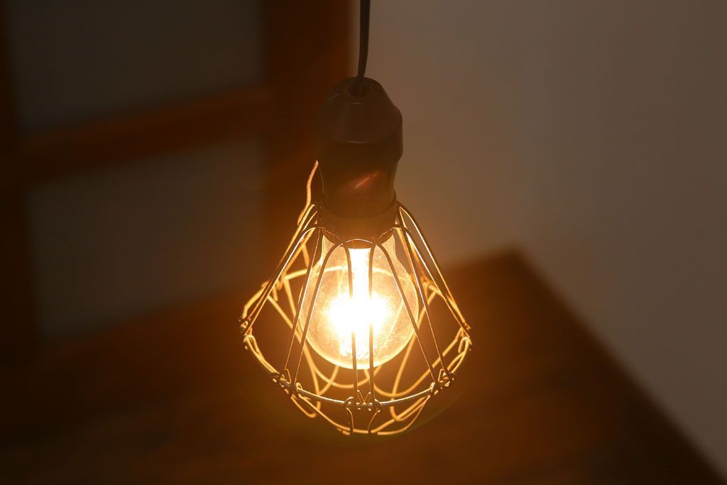 ビンテージ　シャビーなワイヤーシェードライト(ペンダントライト)(2)