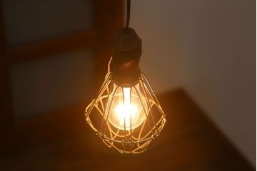 ビンテージ　シャビーなワイヤーシェードライト(ペンダントライト)(2)