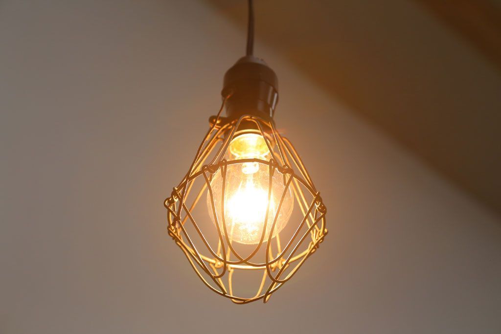 ビンテージ　シャビーなワイヤーシェードライト(ペンダントライト)(2)