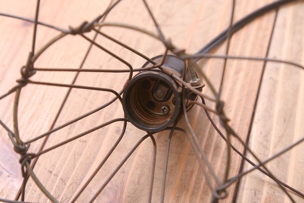 ビンテージ　シャビーなワイヤーシェードライト(ペンダントライト)(2)