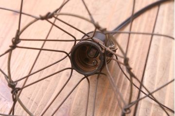 ビンテージ　シャビーなワイヤーシェードライト(ペンダントライト)(2)