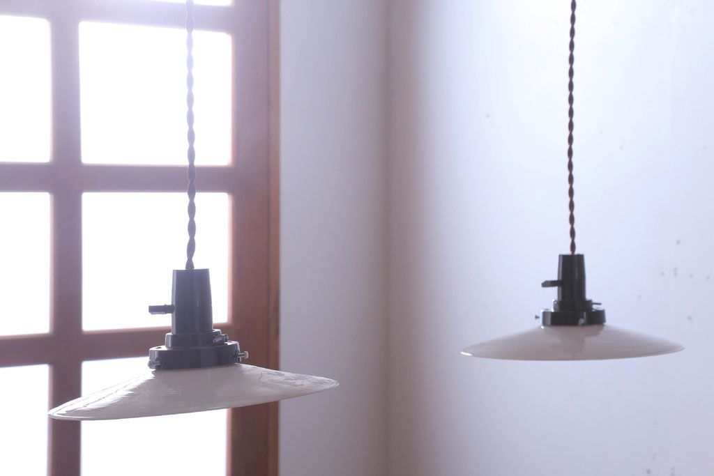 アンティーク　白いガラス製平笠のレトロな天井照明2つセット(1)