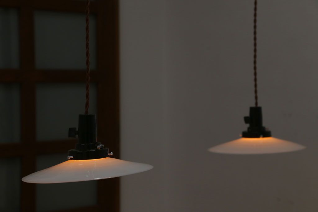 アンティーク　白いガラス製平笠のレトロな天井照明2つセット(1)